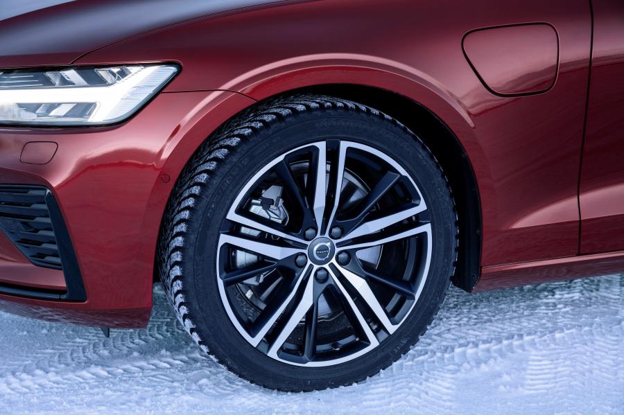 Колеса Volvo V60 T8 R-Design 2018 года  (WW) (фото 12 из 19)